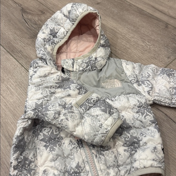 The North Face Infant Snowflake Jacket - Gray and Pink - Picture 5 of 5